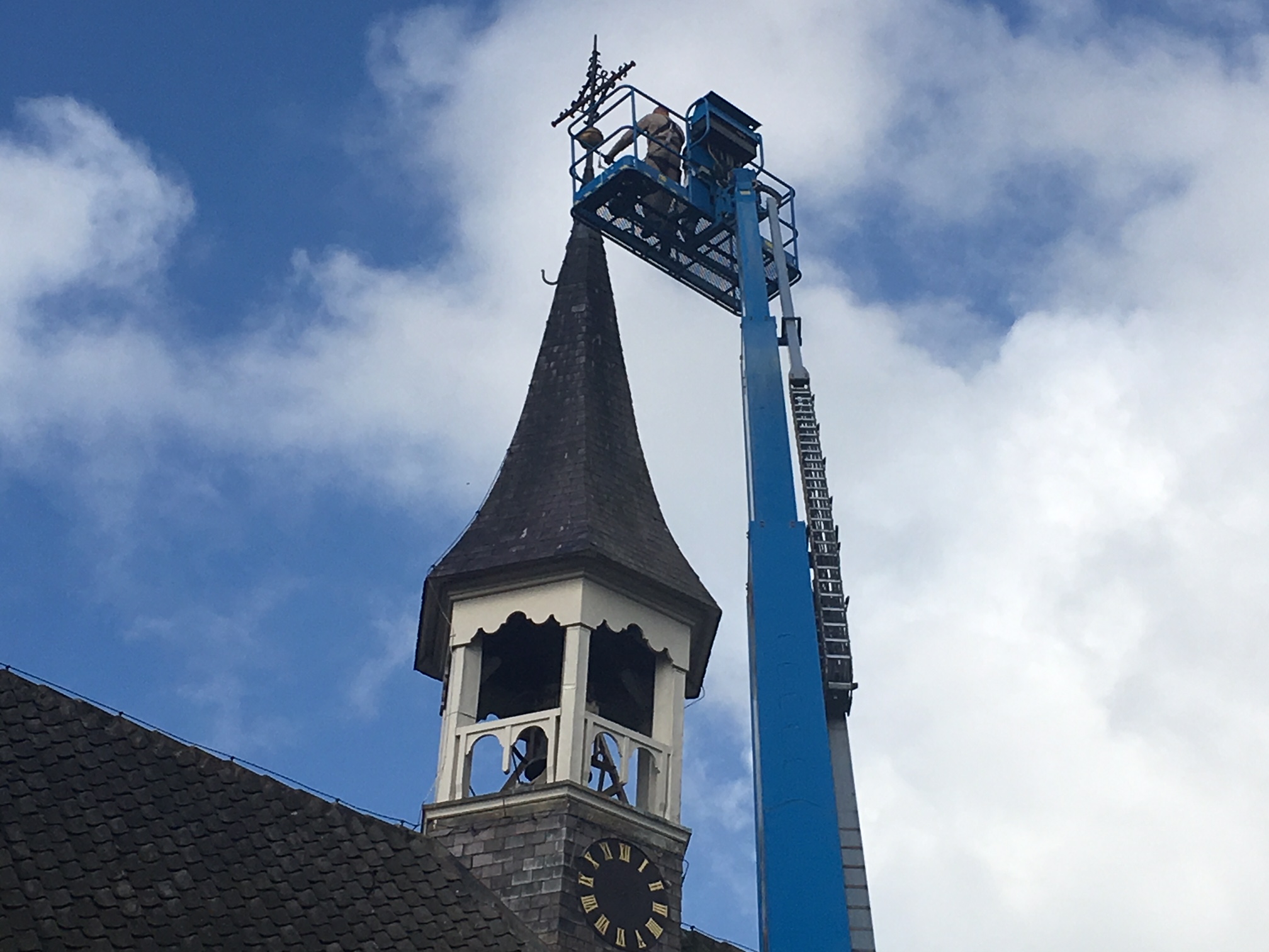 Bijzonder staaltje vakmanschap: Koster verguld haan kerktoren Made